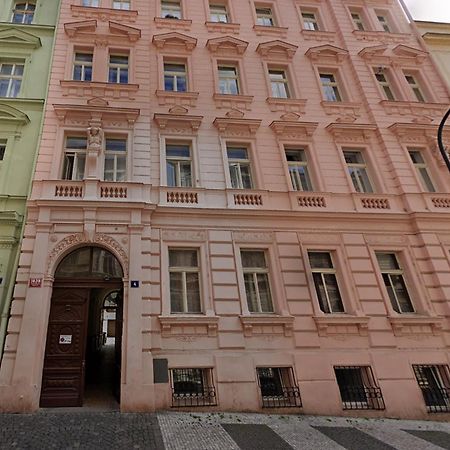 Modern And Spacious Apartments In City Center Praha Bagian luar foto
