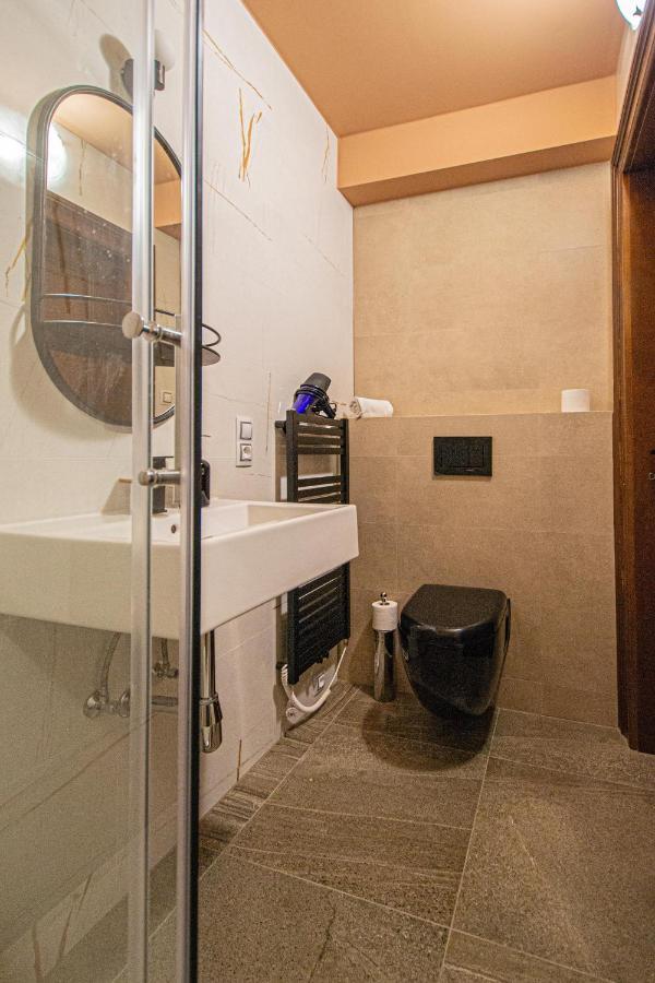 Modern And Spacious Apartments In City Center Praha Bagian luar foto