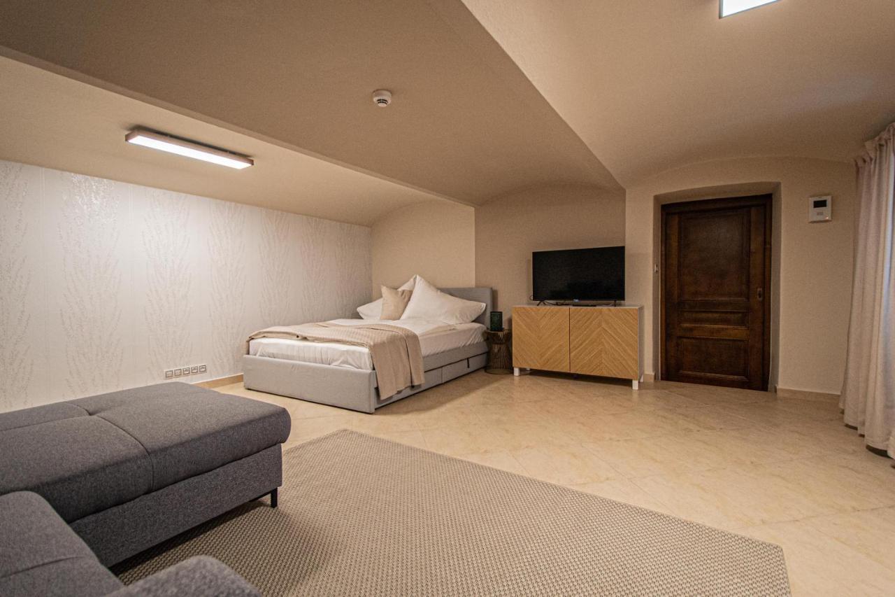 Modern And Spacious Apartments In City Center Praha Bagian luar foto