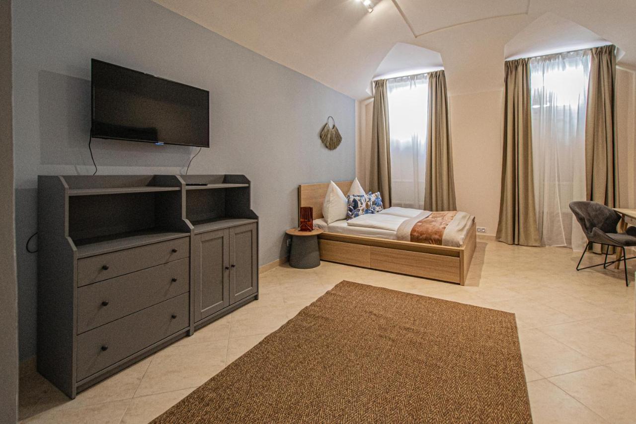Modern And Spacious Apartments In City Center Praha Bagian luar foto
