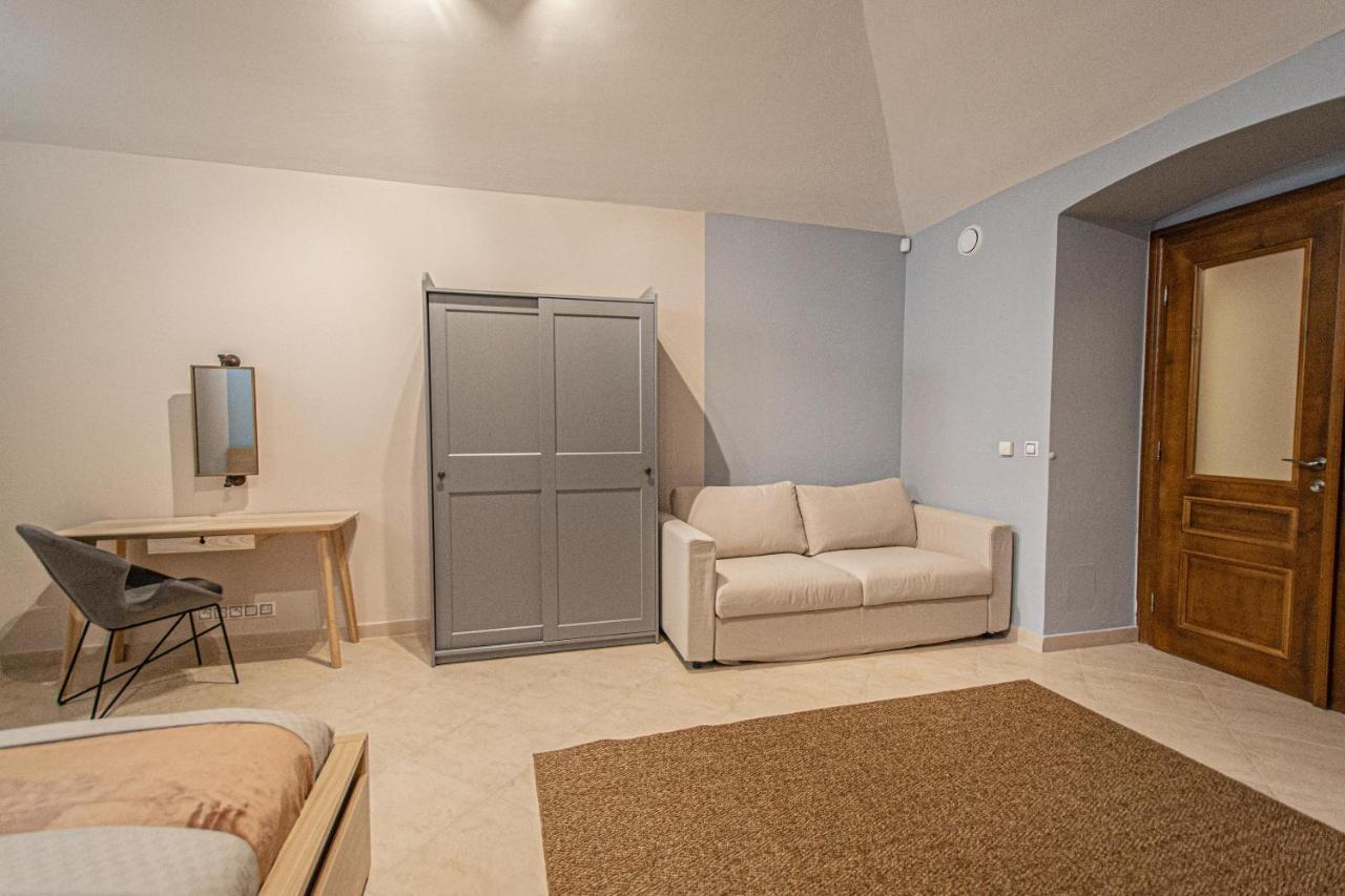 Modern And Spacious Apartments In City Center Praha Bagian luar foto
