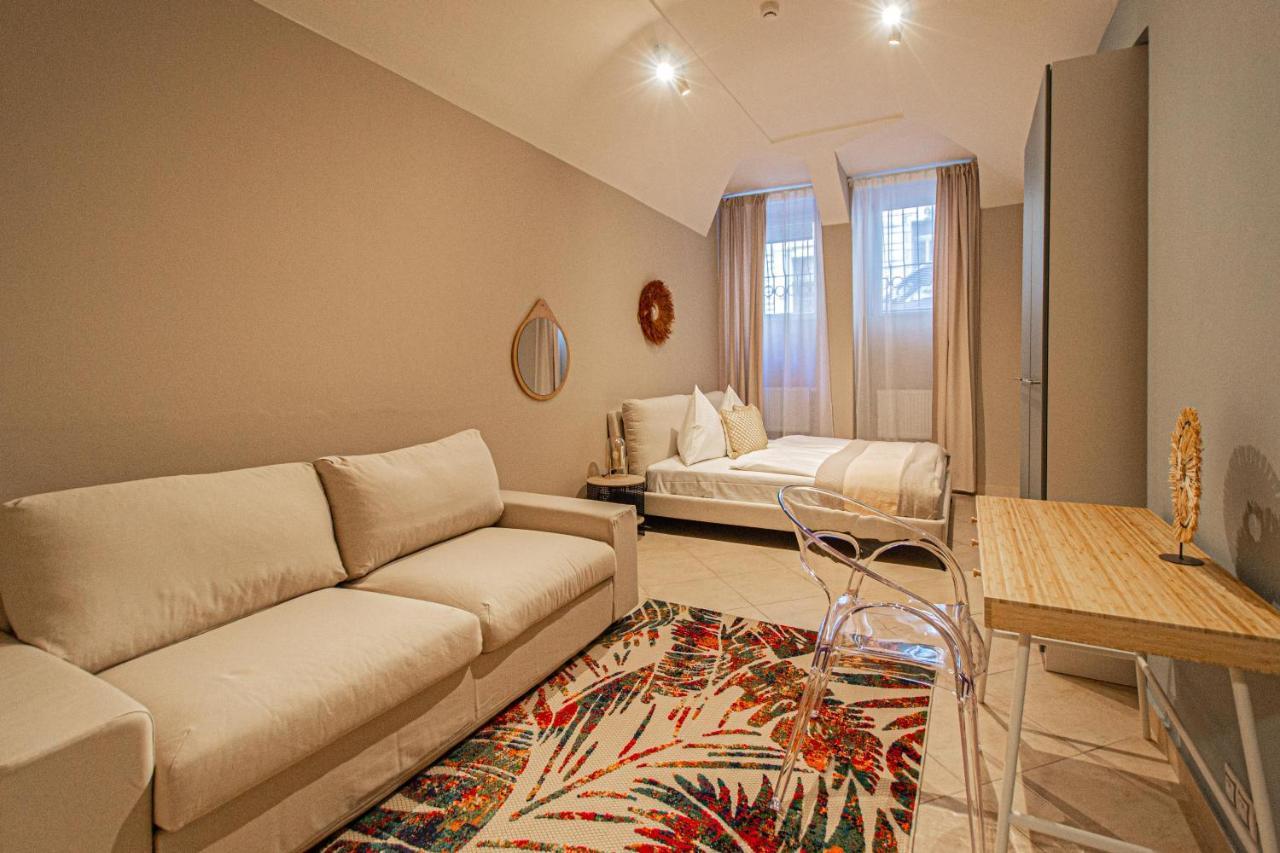 Modern And Spacious Apartments In City Center Praha Bagian luar foto