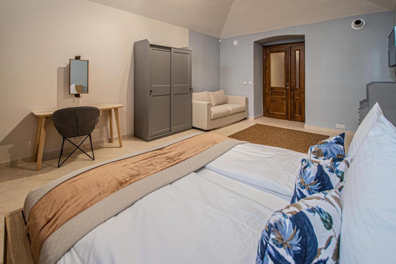 Modern And Spacious Apartments In City Center Praha Bagian luar foto