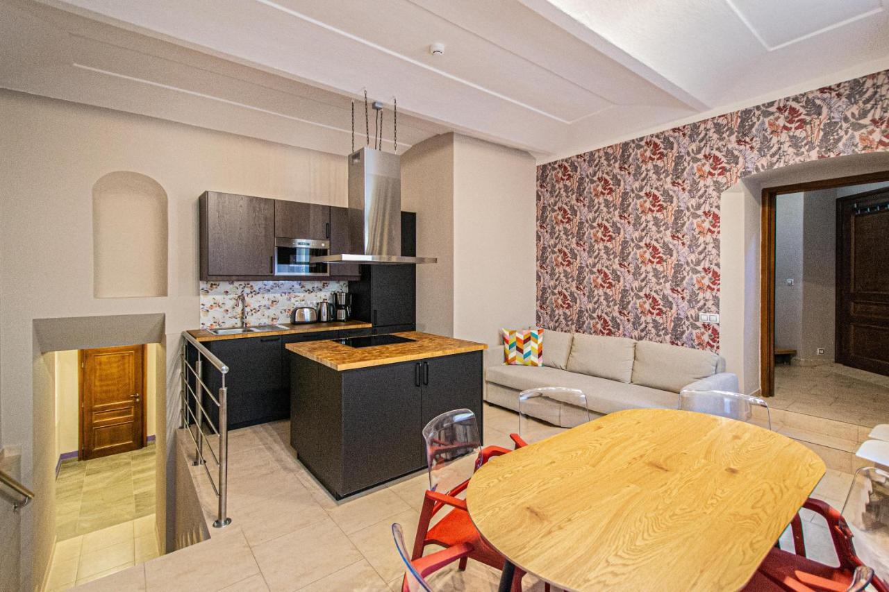 Modern And Spacious Apartments In City Center Praha Bagian luar foto