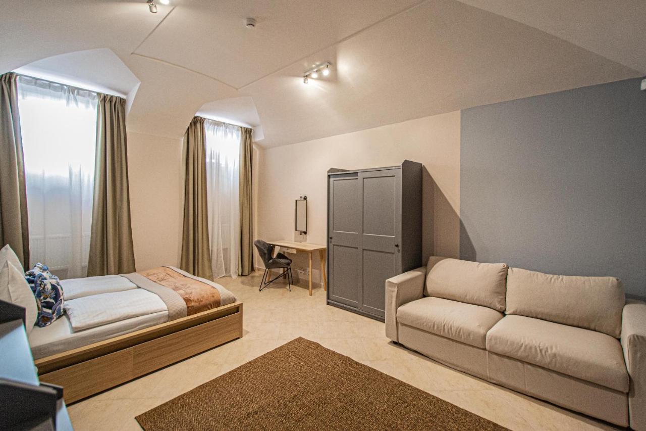 Modern And Spacious Apartments In City Center Praha Bagian luar foto
