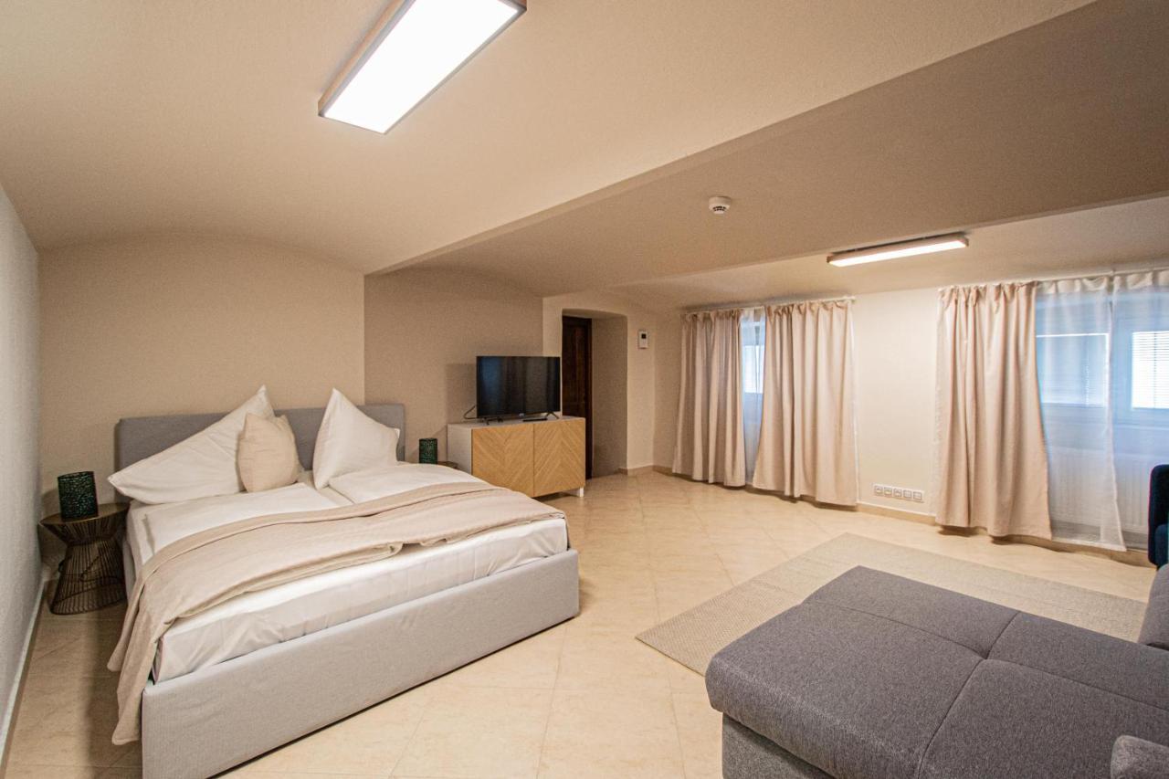 Modern And Spacious Apartments In City Center Praha Bagian luar foto