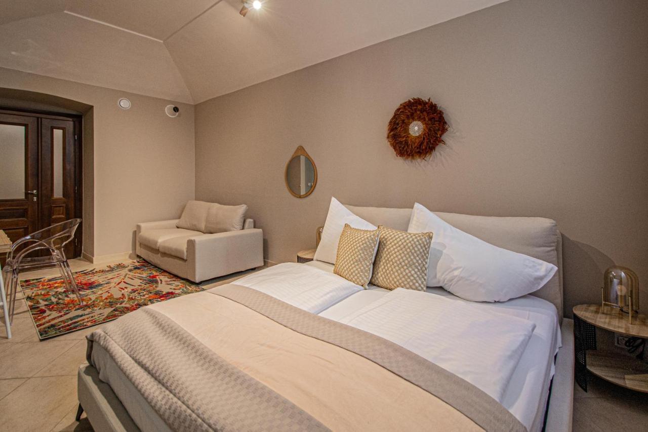 Modern And Spacious Apartments In City Center Praha Bagian luar foto
