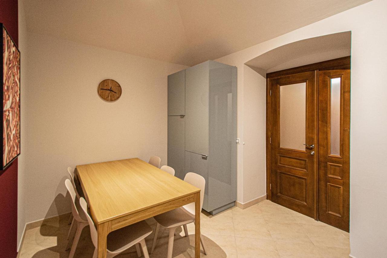 Modern And Spacious Apartments In City Center Praha Bagian luar foto